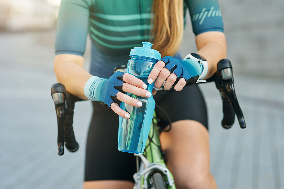 Consejos para hidratarse correctamente cuando sales en bicicleta por Lanzarote - ciclista Papagayo Bike Lanzarote