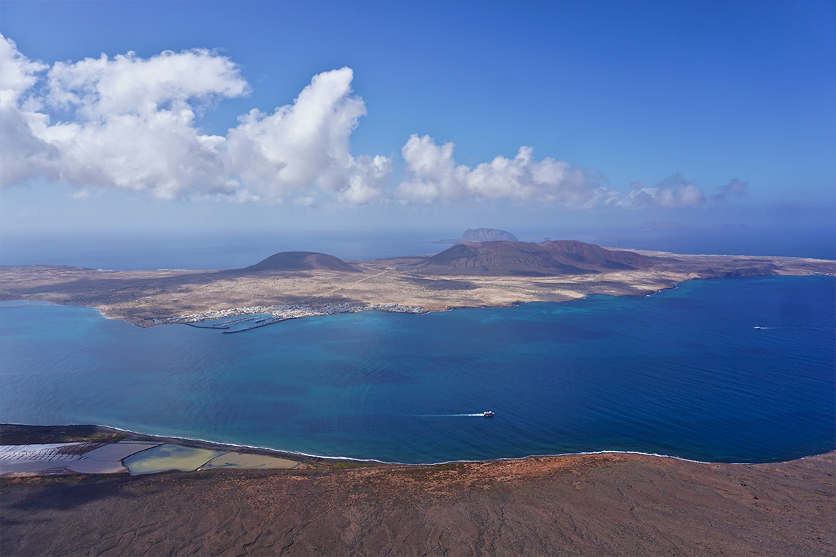 Discover the best beaches of Lanzarote with a rental bike - isla graciosa