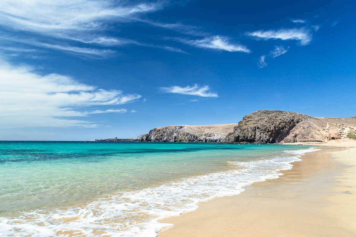 Descubre las mejores playas de Lanzarote con una bicicleta de alquiler - playa papagayo