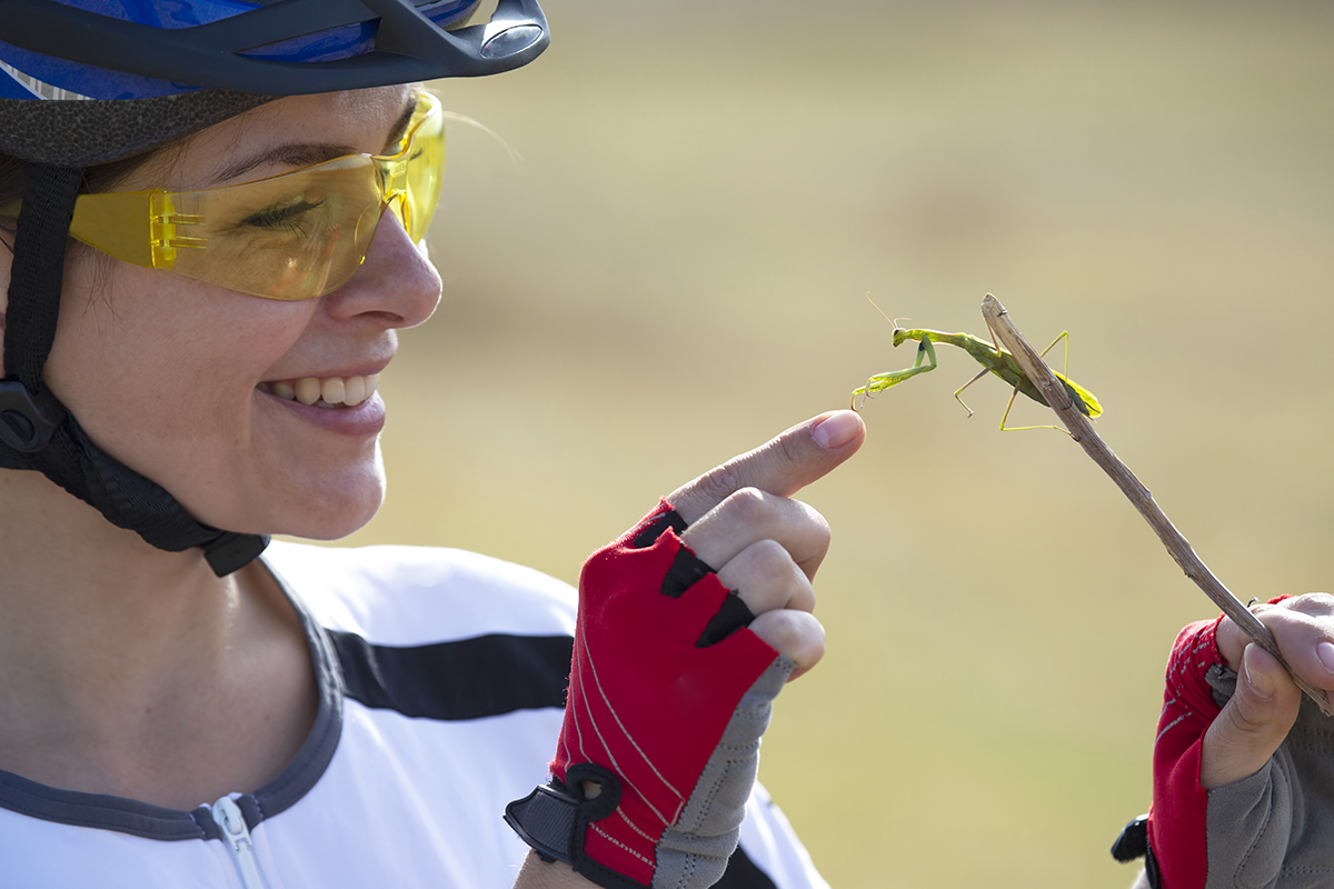 Chica con gafas polarizadas de ciclismo - Papagayo Bike