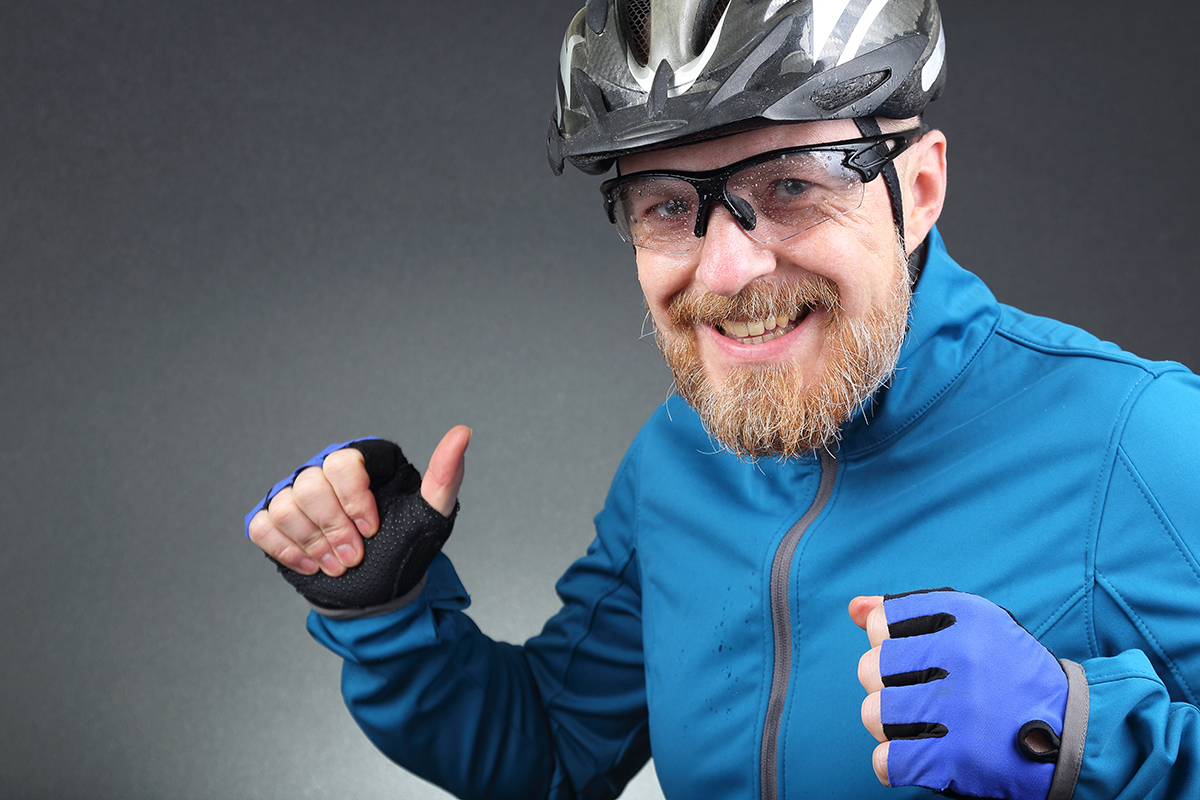 Chico con gafas transparentes ciclistas - Papagayo Bike
