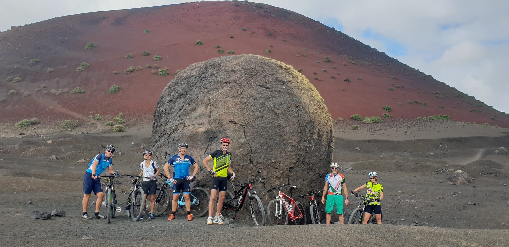 Grupo de ciclistas de excursión en Lanzarote Grupo de ciclistas de excursión en Lanzarote