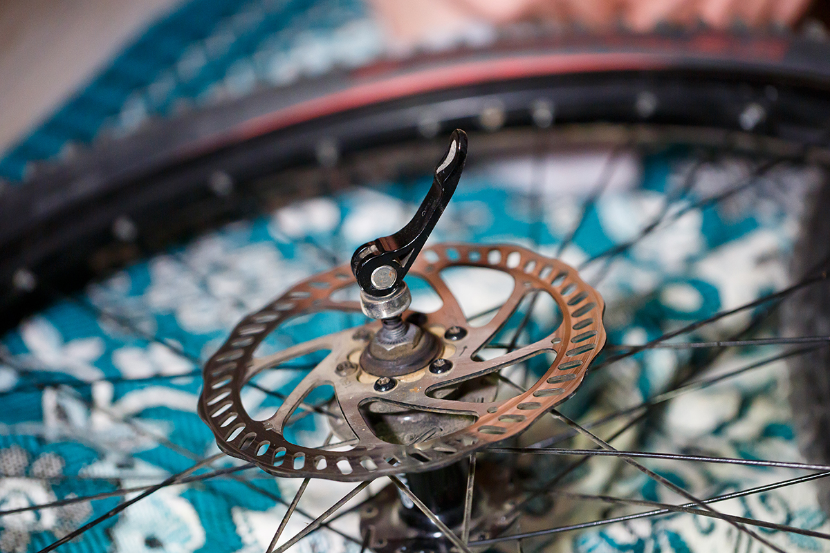 Cada cuánto tiempo deberías hacer una revisión a los frenos de tu bicicleta - freno de disco bicicleta - Papagayo Bike Lanzarote