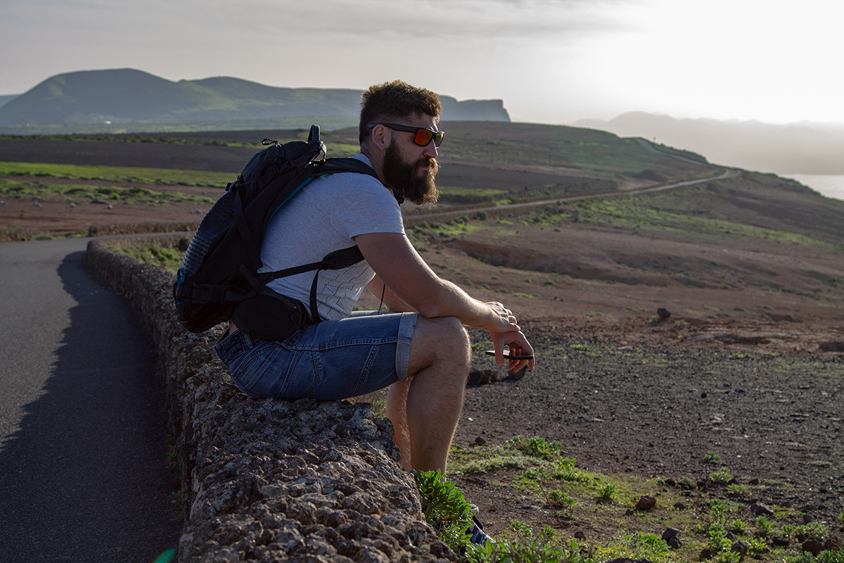 Chico disfrutando de las vistas de Lanzarote-Papagayo Bike Lanzarote