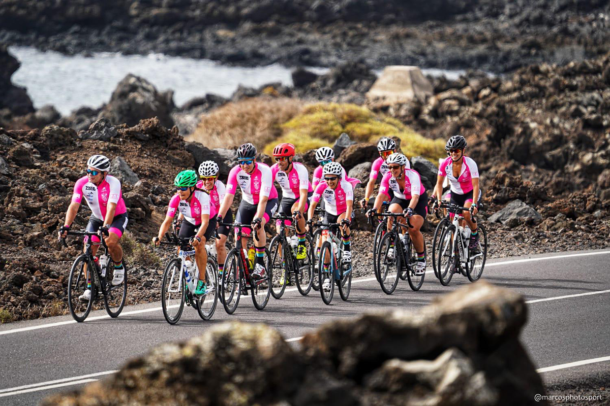 Ciclismo seguro. 4 ideas para practicar ciclismo por las carreteras de Lanzarote sin coches - Grupo pedaleando - Papagayo Bike