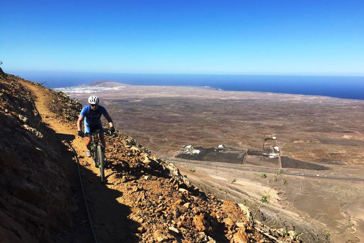 ciclista subiendo trialera-Papagayo Bike Lanzarote