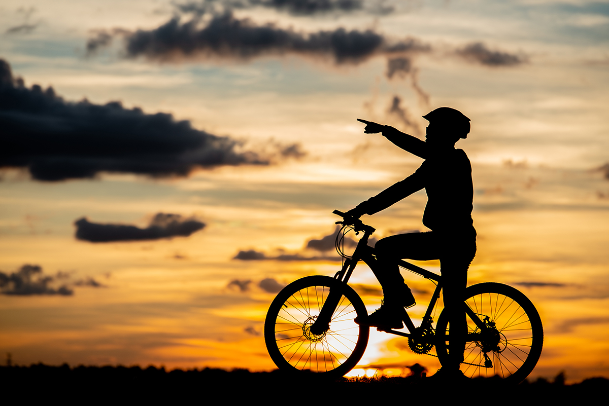 Ciclista viendo una puesta de sol en Lanzarote-Papagayo Bike Lanzarote