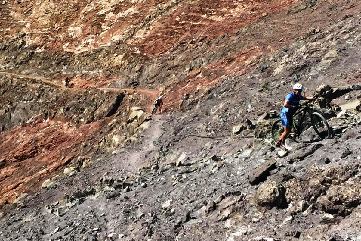 ciclistas subiendo trialera-Papagayo Bike Lanzarote