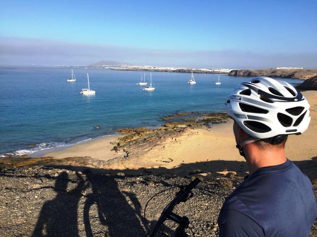Descubre las mejores playas de Lanzarote en bicicleta - ciclista en playa de Lanzarote -Papagayo Bike Lanzarote