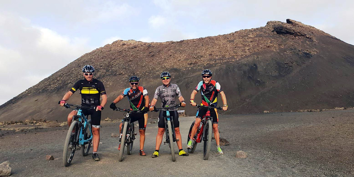 Grupo ciclista en Lanzarote-Papagayo Bike Lanzarote