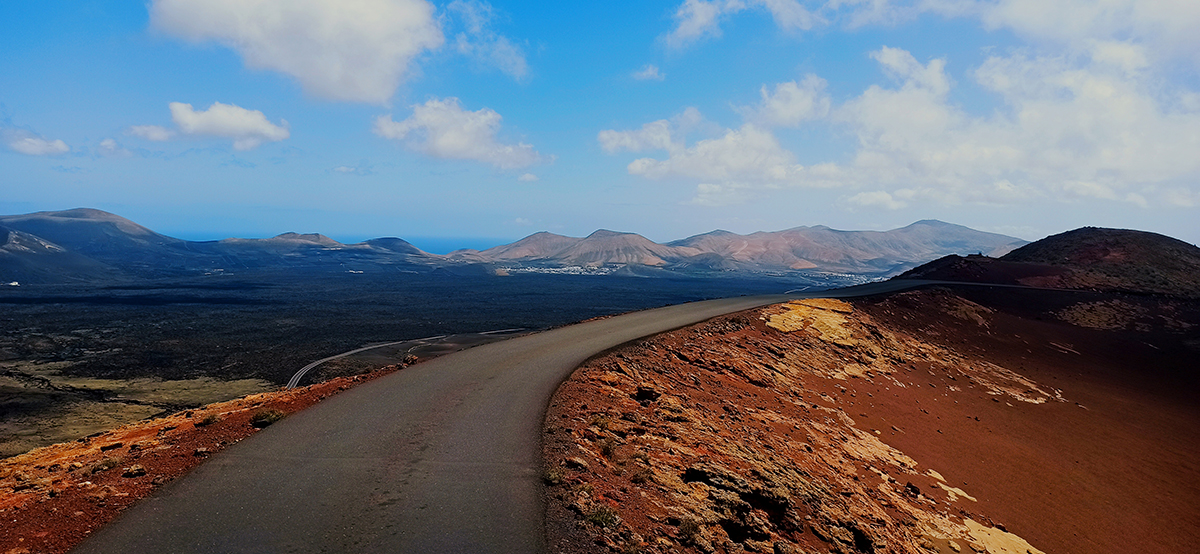 Paseando entre volcanes por Lanzarote en una de nuestras bicicletas-Papagayo Bike Lanzarote