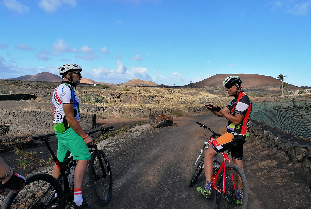 Tourism by bicycle in Lanzarote. Pedaling between wines, vineyards and volcanoes - MTB 01 Papagayo Bike