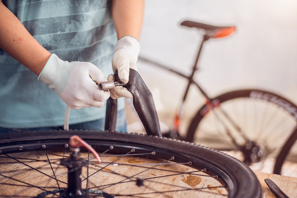 Técnico arreglando la rueda de una bicicleta-Papagayo Bike Lanzarote Técnico arreglando la rueda de una bicicleta-Papagayo Bike Lanzarote
