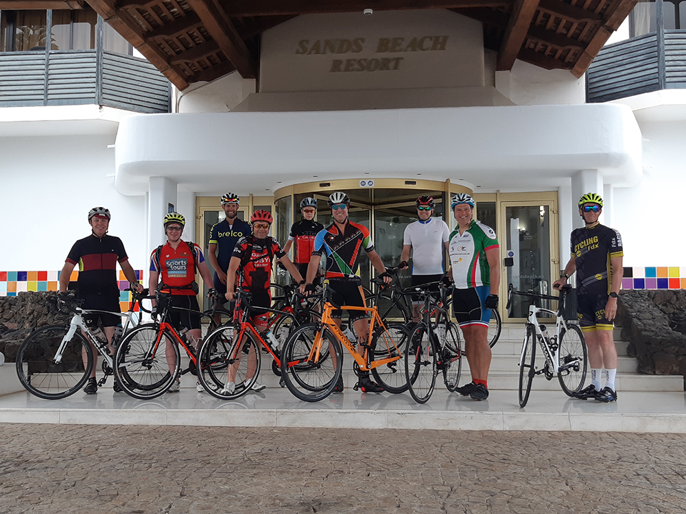 un-paseo-por-Lanzarote-en-bicicleta-Mirador-del-Rio-sand-beach-resort