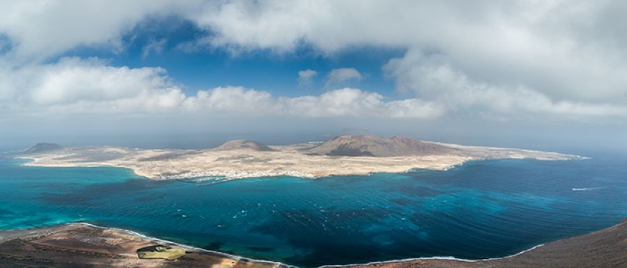 Cycling around La Graciosa. A paradise for gravel bikers