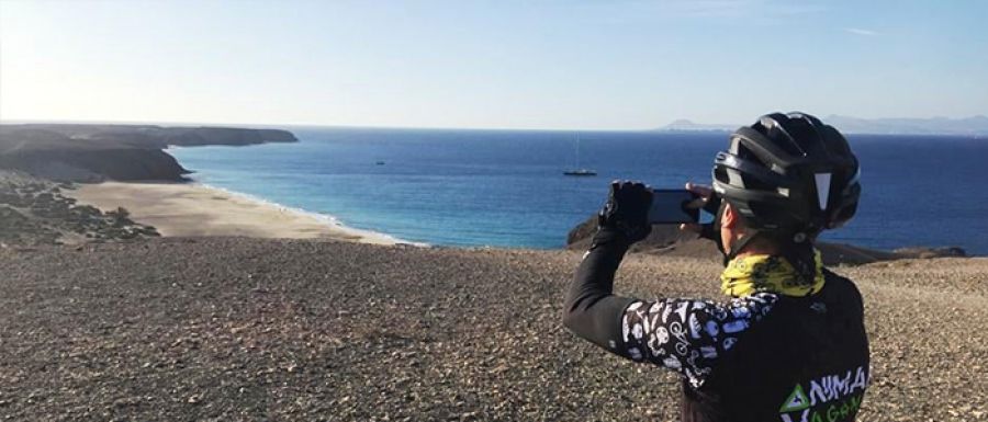 Descubre las mejores playas de Lanzarote con una bicicleta de alquiler