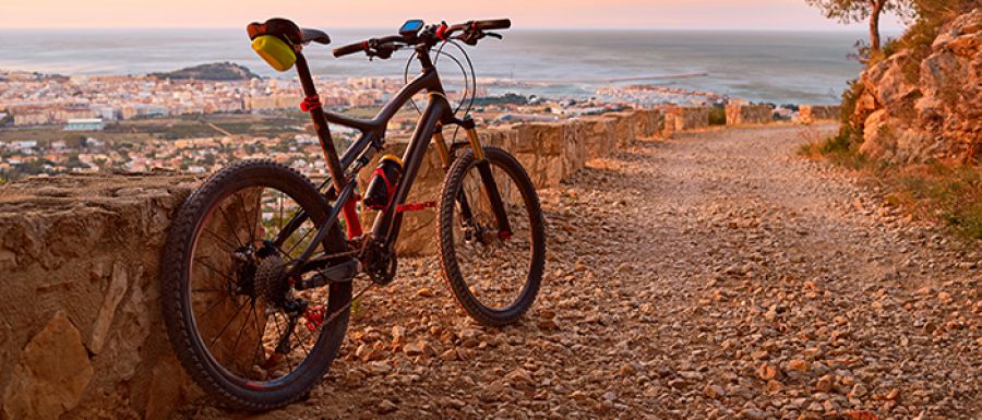 Lernen Sie, wie man auf Lanzarote auf sichere Weise MTB-Abfahrten macht