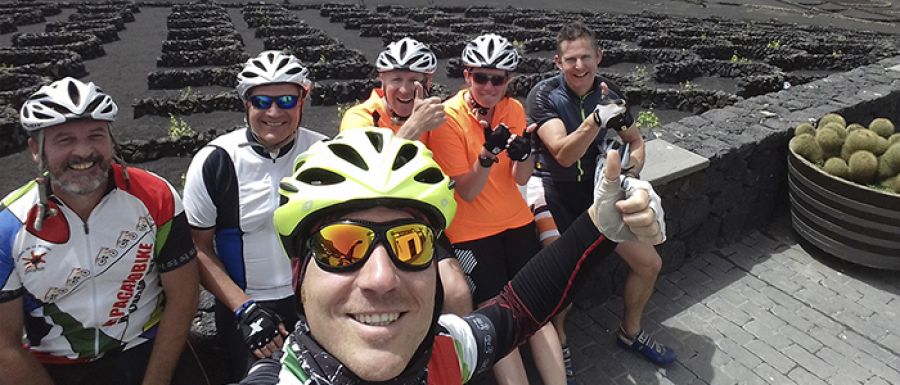 Radtourismus auf Lanzarote. Radfahren zwischen Weingärten, Weinreben und Vulkanen